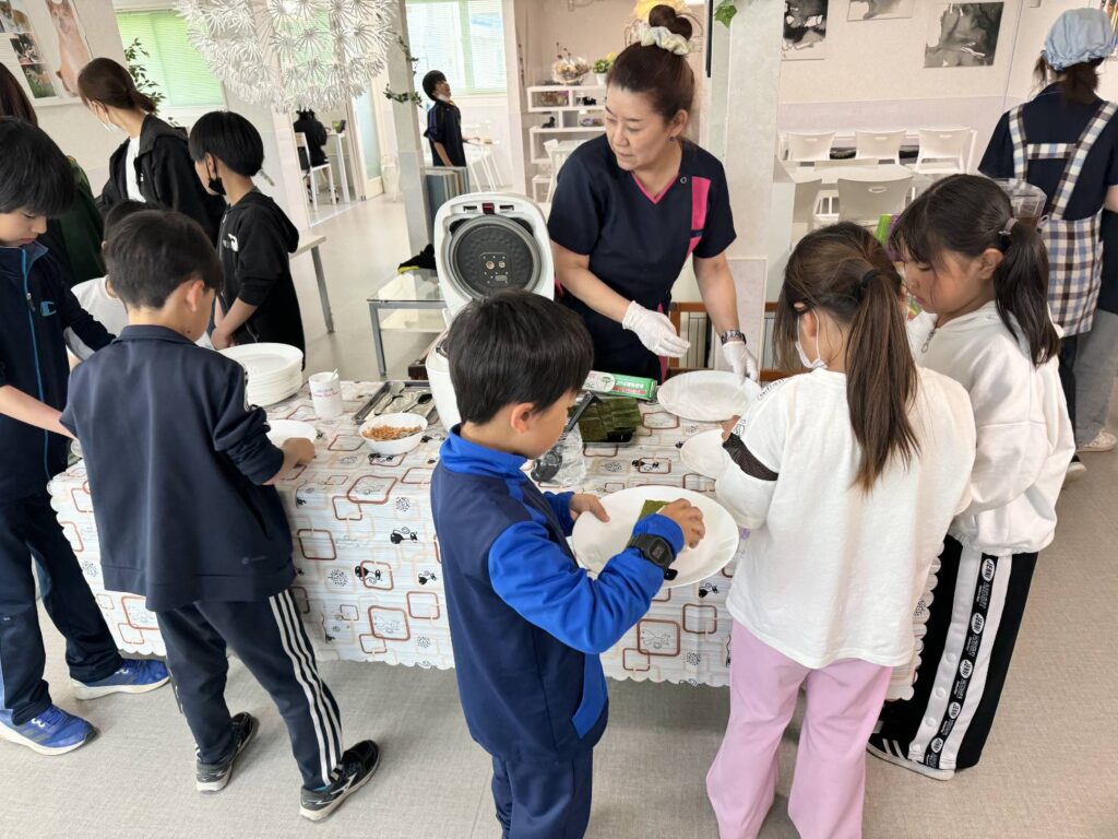 子ども食堂RESTの配膳のようす