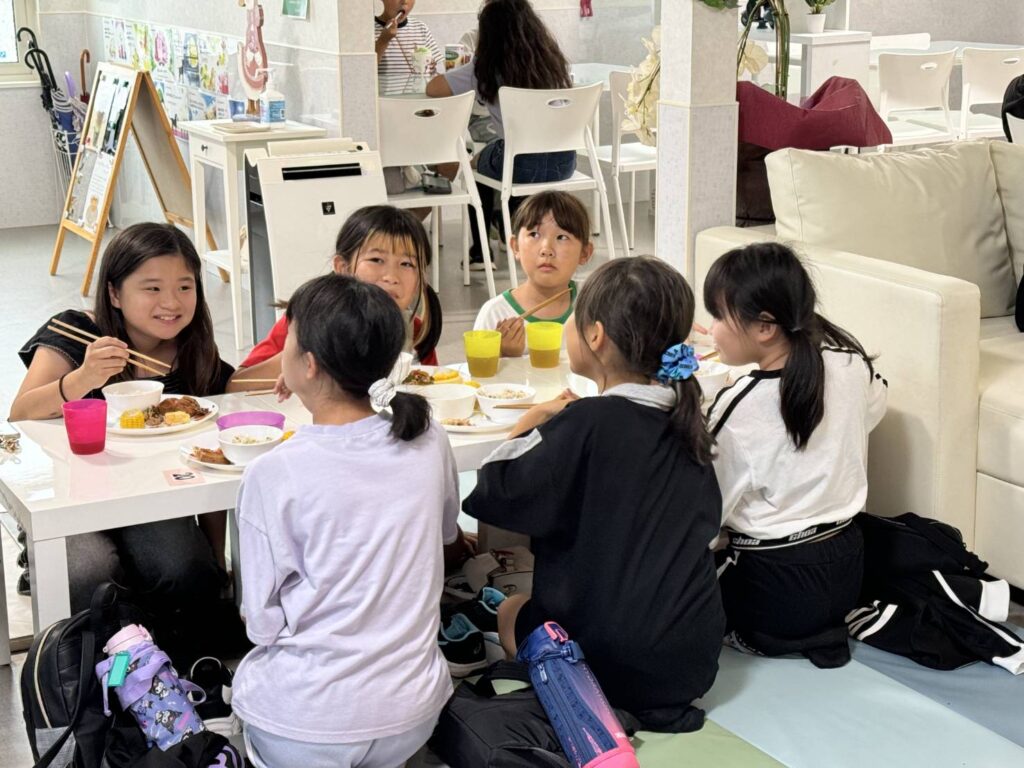 子ども食堂RESTでごはんを食べる子どもたち